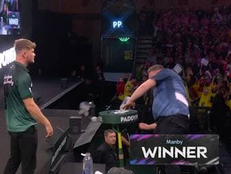 Darts-Star brennen völlig die Sicherungen durch!