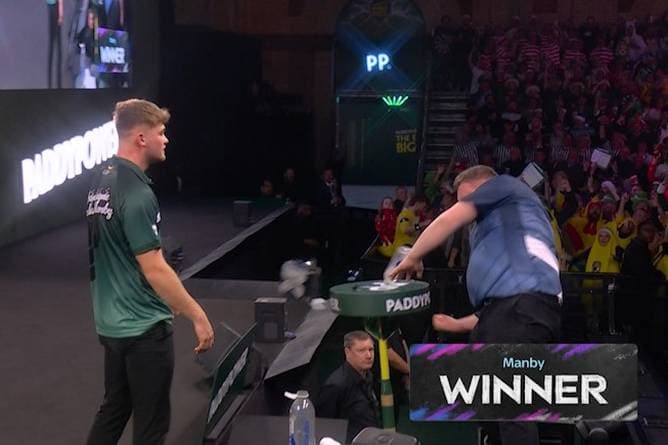 Darts-Star brennen völlig die Sicherungen durch!