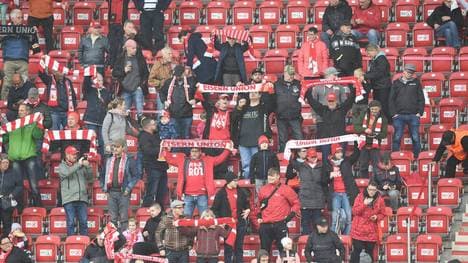 Die Fans singen, obwohl es verboten ist