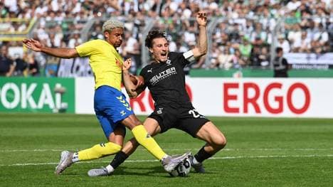 Rocco Reitz (r.) mühte sich mit Gladbach in die nächste Pokalrunde