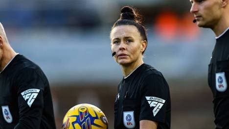 In England gab es frauenfeindliche Gesänge gegen Schiedsrichterin Rebecca Welch
