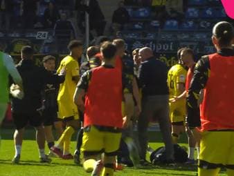 Ausgehend davon, dass Aachens Petros Bagalianis seinem Gegner Arianit Ferati ein Bein stellt, kommt es mit dem Pausenpfiff zur Rudelbildung, die auch die sportlichen Verantwortlichen beider Vereine auf den Plan ruft. 