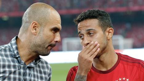 Thiago (r.) bleibt bis 2019 beim FC Bayern