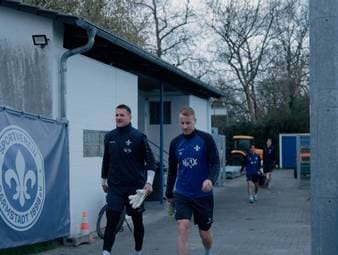 Am kommenden Spieltag trifft Tabellenführer FC Schalke 04 im Topspiel der 2. Bundesliga auf den Zweitplatzierten SV Darmstadt 98. Der ehemalige Lilien-Kapitän Fabian Holland könnte dabei seinen persönlichen Aufstiegs-Hattrick perfekt machen und zum dritten Mal in die Bundesliga aufsteigen.