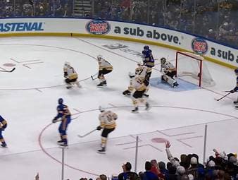 Erstmals seit 15 Jahren erreichen die Buffalo Sabres wieder die Playoffs in der NHL. Die Rückkehr wird dabei genauso spektakulär wie emotional. Der deutsche Coach, Marco Sturm, ist Leidtragender.