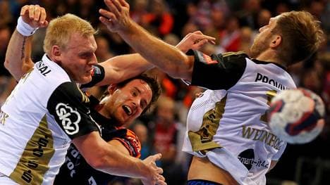 Patrick Wiencek (l.) verletzte sich bei Kiels Heimsieg schlimm am Knie