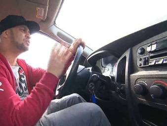 Premiere für die PS Profis: Für die erste frische Folge nach der langen Winterpause hat sich ein bekannter Radiosender bei den Jungs gemeldet: „98.8 Kiss FM“ aus der Hauptstadt Berlin braucht ein Auto für Promo-Events. Das gab es bei Sid und JP bisher noch nie. Die beiden Dortmunder legen sich mächtig ins Zeug, um unter Nissan Navaras und Co. die Spreu vom Weizen zu trennen. Der Wagen soll anschließend auch noch getunt werden. Unter anderem soll das coole Logo des Senders den Wagen schmücken.
