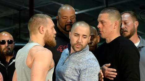 Conor McGregor (l.) verlor den ersten Kampf gegen Nate Diaz