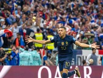 Drei Tage nach der bitteren Finalniederlage bei der WM in Katar hat Frankreichs Superstar Kylian Mbappé wieder das Training bei seinem Klub Paris Saint-Germain aufgenommen.
