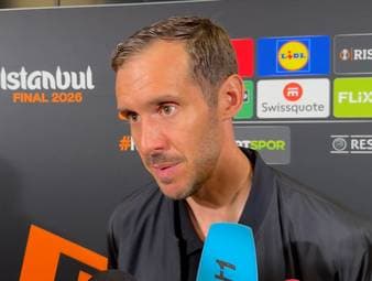 Der SC Freiburg unterliegt Aston Villa im Finale der Europa League. Nach dem Spiel hadert Trainer Julian Schuster wegen einer bestimmten Szene.