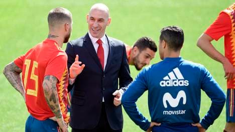 Sergio Ramos und RFEF-Präsident Luis Manuel Rubiales bei einer Trainingseinheit der spanischen Nationalmannschaft 