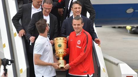 Alex Meier (unten rechts) feierte mit der Eintracht 2018 den Pokalsieg