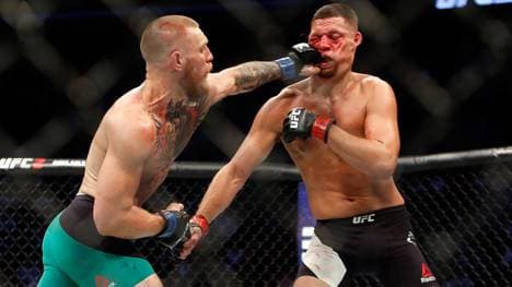 Conor McGregor (l.) besiegte Nate Diaz nach Punkten