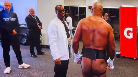Mike Tyson zeigte vor dem Kampf gegen Jake Paul seine Pobacken