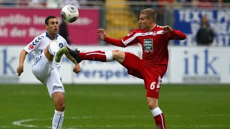 Alexander Ring (r.) im Zweikampf mit Manuel Torres vom Karlsruher SC