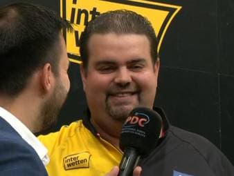 Gabriel Clemens steht nach dem 6:4 Erfolg gegen Ross Smith bei den German Darts Championship im Viertelfinale und zeigt sich nach dem Spiel sichtlich erleichtert.
