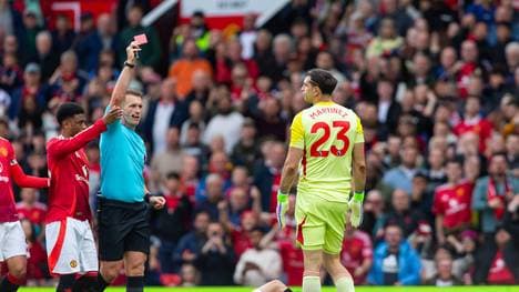 Emiliano Martínez muss vom Platz