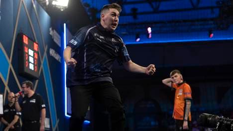 William Borland gewinnt sein WM-Debüt mit 9-Darter