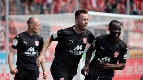Erich Berko (r.) hat den Halleschen FC zum Sieg geschossen