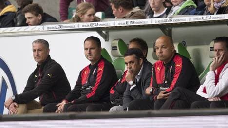 Jürgen Kramny (l.) und womöglich auch Robin Dutt (3.v.r.)  stehen beim VfB Stuttgart vor dem Aus Abstieg