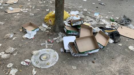 Die Meisterschale aus Pappe landete in Dortmund vorerst wieder auf dem Müll