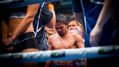 TOPSHOT-BOXING-AUS-PHI-PACQUIAO-HORN