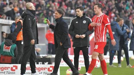 Bruno Labbadia im Gespräch mit dem Vierten Offiziellen Florian Badstübner