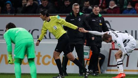 Christoph Kramer (r.) musste nach Pinters Foul behandelt werden