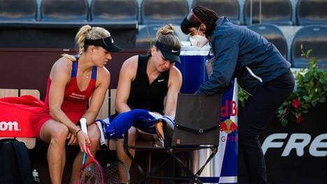 Simona Halep (r.) wurde von Angelique Kerber getröstet