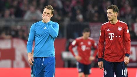 Manuel Neuer (l., mit Leon Goretzka) ist nach dem 3:3 gegen Düsseldorf untröstlich