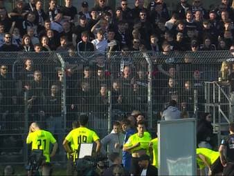 Der SSV Ulm 1846 verspielt im Kellerduell der 3. Liga beim Tabellenletzten in Schweinfurt eine 2:0-Führung und taumelt dem Abstieg entgegen. Nach dem Spiel verschaffen die Gästefans ihrem Frust merklich Luft.