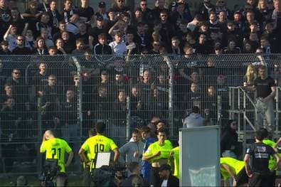 Frust pur! Fans werfen mit Bechern nach eigenen Spielern