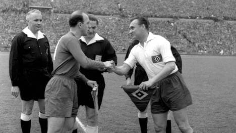 Finale um die Deutsche Fußballmeisterschaft: Bernie Klodt (S04 li.) und Jupp Posipal (HSV) begrüßen sich