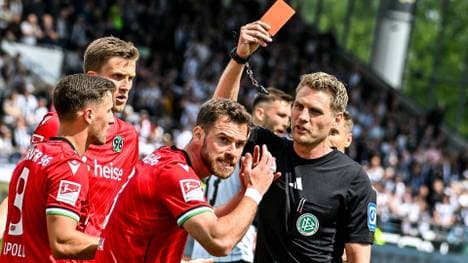 Boris Tomiak sieht die Rote Karte