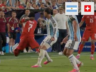 Argentinien gewinnt nach einem Platzverweis für Breel Embolo gegen wackere Schweizer und trifft nun auf England. Ein Traumtor erlöst den Titelverteidiger in der Verlängerung.