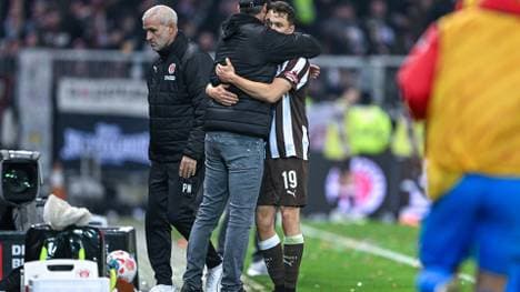 Alexander Blessin drückt seinen Matchwinner Martijn Kaars