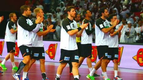 Die deutschen Spieler applaudieren ihren Fans nach dem WM-Aus gegen Katar