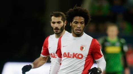 Caiuby vom FC Augsburg (im Hintergrund: Halil Altintop)