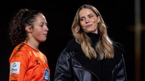 Lili Engels (r.) mit der Bremer Fußballerin Livia Peng