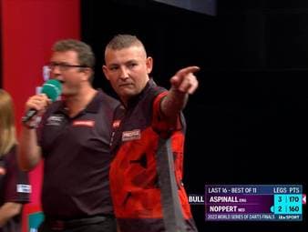 Nathan Aspinall hat bei den World Series of Darts Finals mit High Finishes geglänzt. Im sechsten Leg breakte er Danny Noppert mit einem 170er Finish.