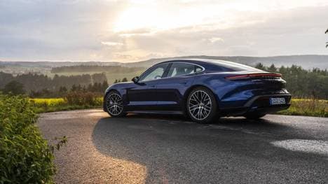 Mit dem Taycan läutet Porsche bei sich die Antriebswende ein. Der Sportwagen soll es mit dem Tesla Model S aufnehmen