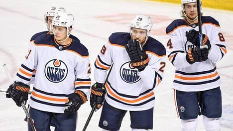 Dominik Kahun (l.) stand bei den Edmonton Oilers mit Leon Draisaitl auf dem Eis