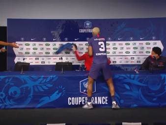 Nach dem Gewinn des französischen Pokals ist die Stimmung bei PSG wegen der Mbappé-Verletzung eher gedrückt - bis Presnel Kimpembe mit einer Champagner-Flasche kommt.