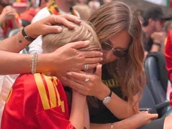 Im WM-Spiel gegen Belgien führt der Iran einen Freistoß auf freche Art und Weise aus und bringt den Ball sogar im Tor unter - doch der Jubel hält nur kurz an, denn der Treffer wird wegen Abseits zurückgenommen. Zu diesem Zeitpunkt sind bei einem belgischen Fan allerdings schon Tränen geflossen. 