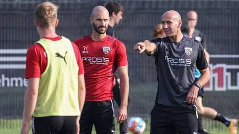 André Schubert (r.) absolvierte am Montag seine erste Einheit als FCI-Coach