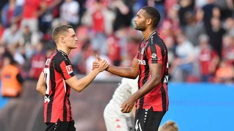 Jonathan Tah (r.) hat seinen Vertrag bei Bayer Leverkusen verlängert