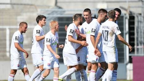 MUNICH, GERMANY - AUGUST 31: Players of Unterhaching celebrate after their second goal during the 3. Liga match between Bayern Muenchen II and SpVgg Unterhaching at Stadion an der Gruenwalder Straße on August 31, 2019 in Munich, Germany. (Photo by Sebastian Widmann/Getty Images for DFB)