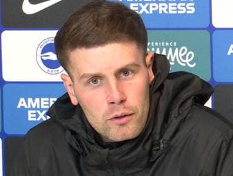 Die Kritik an der Spielweise des FC Arsenal wird aktuell immer lauter. Auch Brighton-Trainer Fabian Hürzeler attackiert die Spielweise der Gunners nach der 0:1-Niederlage