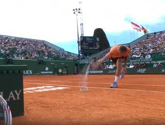Daniil Medvedev startet denkbar schlecht in die Sandplatzsaison. Im Sechszehntelfinale des Monte-Carlo-Masters verliert der Russe 0:6; 0:6 gegen den Italiener Matteo Berrettini und lässt seinen Frust dabei vollständig an seinem Schläger aus.