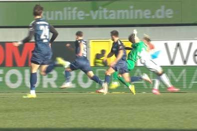 Dieses Kamikaze-Foul müssen Sie sehen